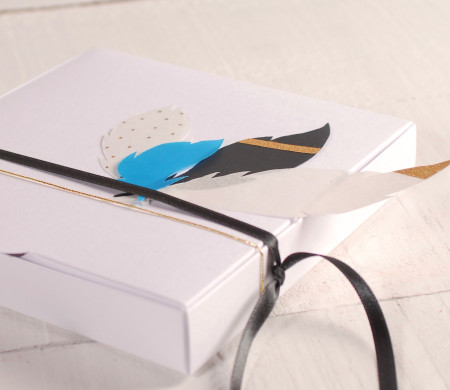 Flache Geschenkbox Mit Federn | SelfPackaging