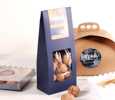 Scatola di frutta secca con finestra decorata