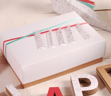 Square box decoration with accessories