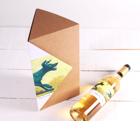 Caja triangular para vinos decorada Caja triangular para vinos decorada