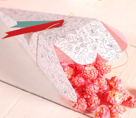 Caja cónica grafiada y con decoraciones Caja cónica grafiada y con decoraciones
