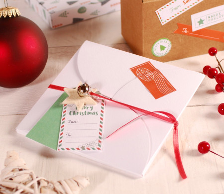 Schachtel für Umschläge mit Weihnachtsdekoration
