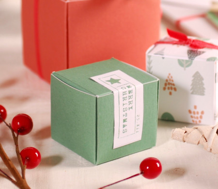 Boîte carrée avec décoration simple de Noël