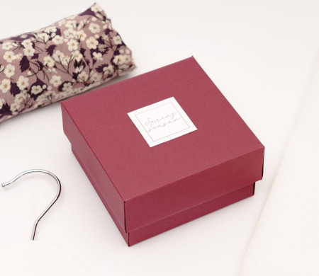 Petite boîte doublée de couleur bordeaux pour organiser vos objets personnels.