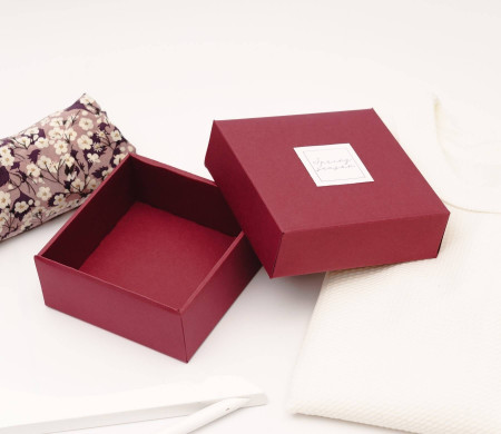 Petite boîte doublée de couleur bordeaux pour organiser vos objets personnels.