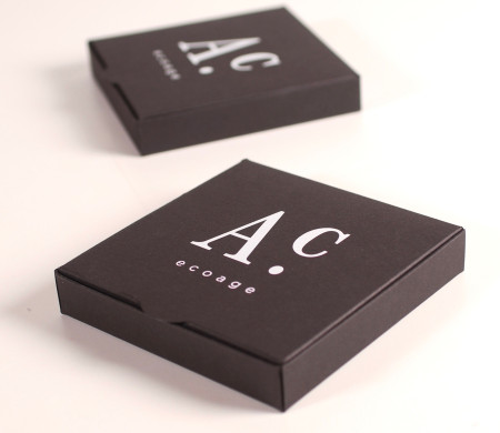 Boîte noire avec lettres blanches