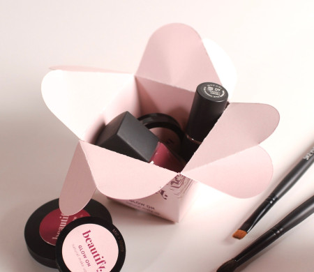 Boîte rose avec fermeture en forme de fleur