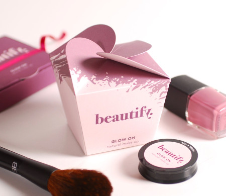 Scatola rosa con chiusura a forma di fiore