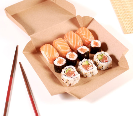 caja cuadrada para sushi variado