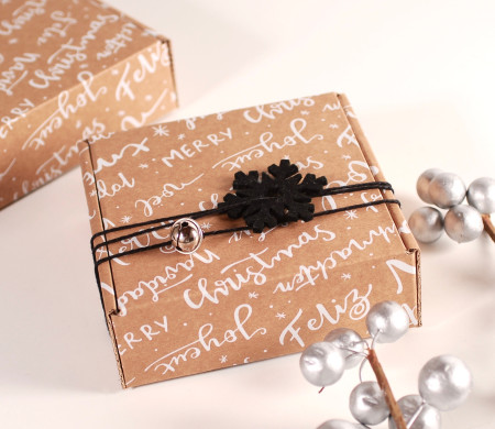 Boîte carrée avec décoration de noël | SelfPackaging