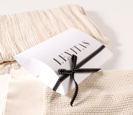 Cardboard gift box for accessories