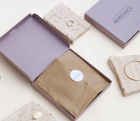 Flat box for necklaces or bracelets Flat box for necklaces or bracelets