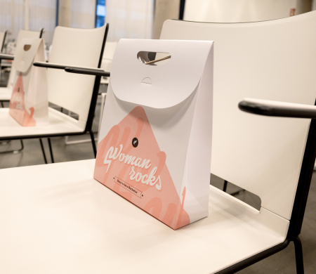 Sac Cadeau avec Poignée Événement Woman Rocks | SelfPackaging