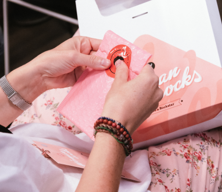 Geschenktasche mit Griff Event Woman Rocks | SelfPackaging