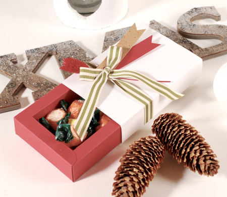 Caja navideña de cartón para regalos de pequeñas dimensiones Caja navideña de cartón para regalos de pequeñas dimensiones