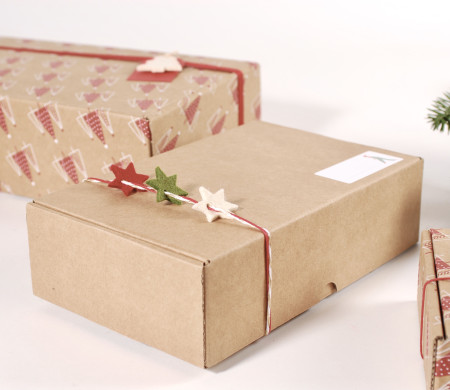 Caja de envío de cartón con toques navideños