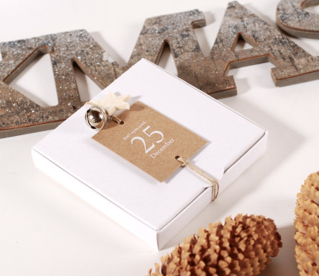 Boîte en carton plat avec décoration de Noël Boîte en carton plat avec décoration de Noël