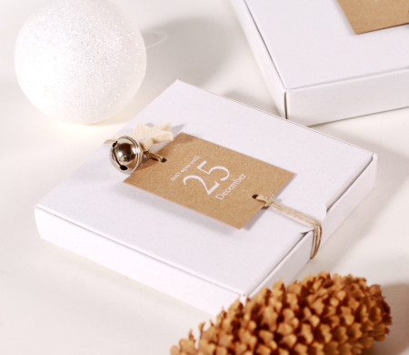 Boîte en carton plat avec décoration de Noël Boîte en carton plat avec décoration de Noël