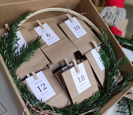 Boîte d'expédition en carton avec décoration de Noël 
