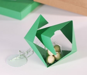 Scatolina triangolare verde per bonbon