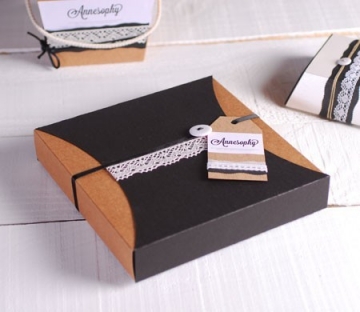 Delicada caja regalo con puntilla y etiqueta