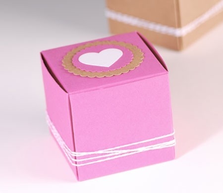 Kleine Schachtel mit Herz und Etiketten