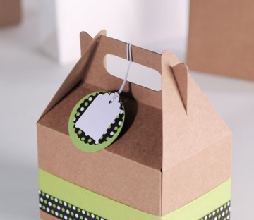 Little picnic box with polka dot decoration