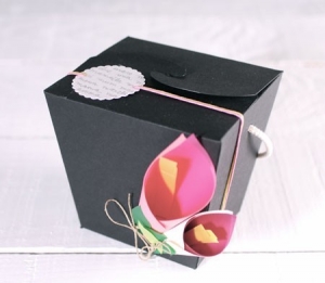 Scatola decorata con fiori di carta