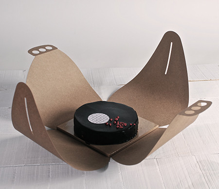Cake box with handle