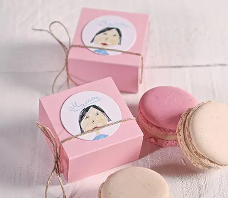 Single pink macaron box