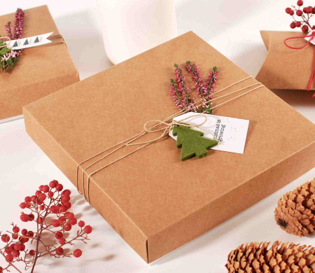 Caja plana de cartón para regalos con deco navideña Caja plana de cartón para regalos con deco navideña