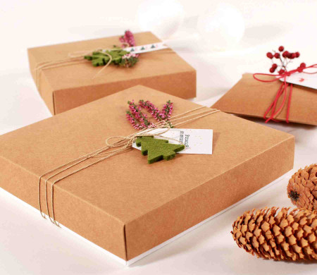 Caja plana de cartón para regalos con deco navideña Caja plana de cartón para regalos con deco navideña