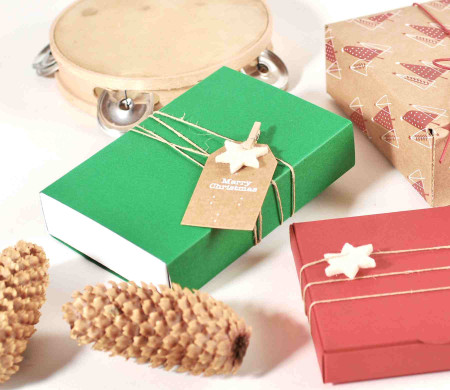 Caja pequeña de cartón con decoración navideña Caja pequeña de cartón con decoración navideña