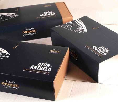 Box with personalised sleeve