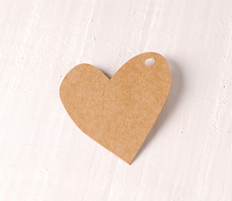 Corazón irregular de cartón para colgar. Kit de 10 ud Corazón irregular de cartón para colgar. Kit de 10 ud