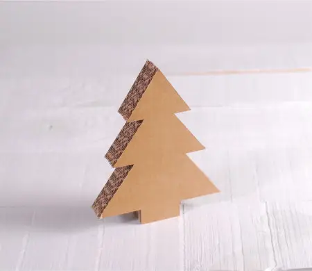 Sapin de Noël en carton décoratif