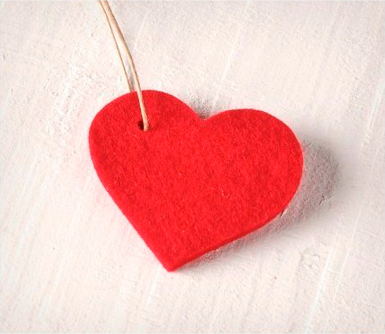 Corazón de fieltro colgante, ¡con mucho amor! Corazón de fieltro colgante, ¡con mucho amor!