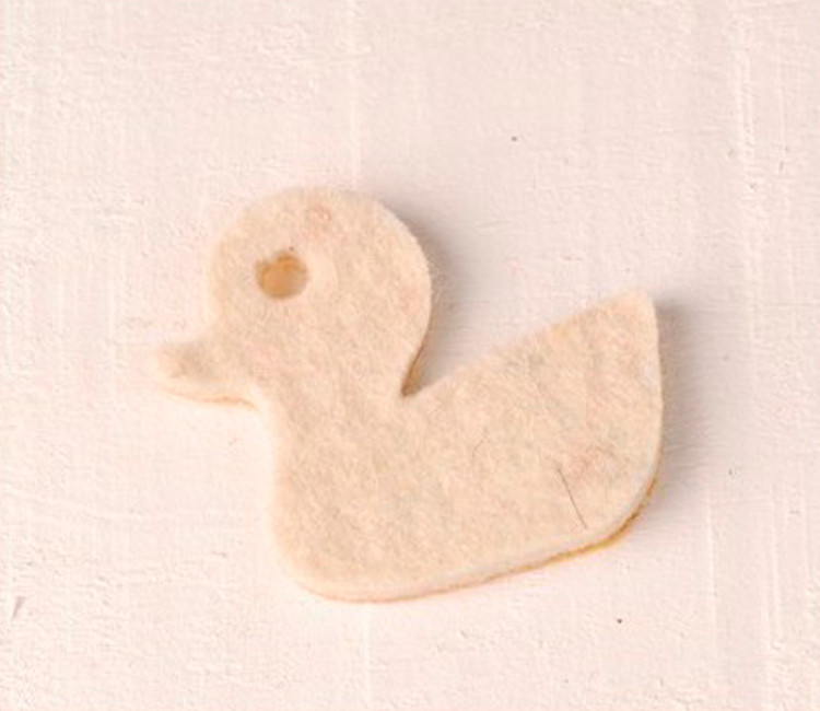 Simpatica decorazione in feltro a forma di paperella per i regali Simpatica decorazione in feltro a forma di paperella per i regali