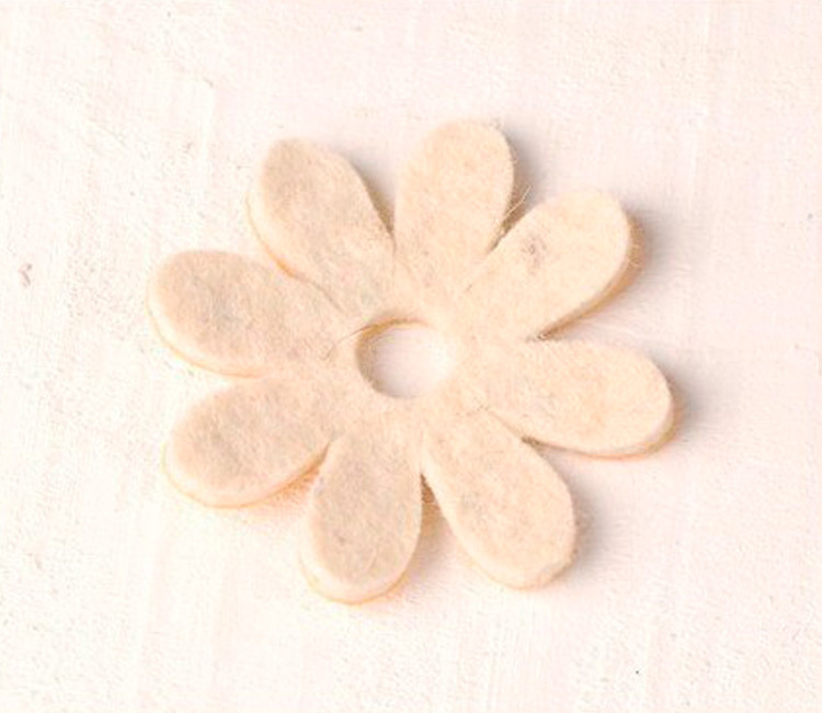 Margarita de fieltro para decorar regalos originales Margarita de fieltro para decorar regalos originales
