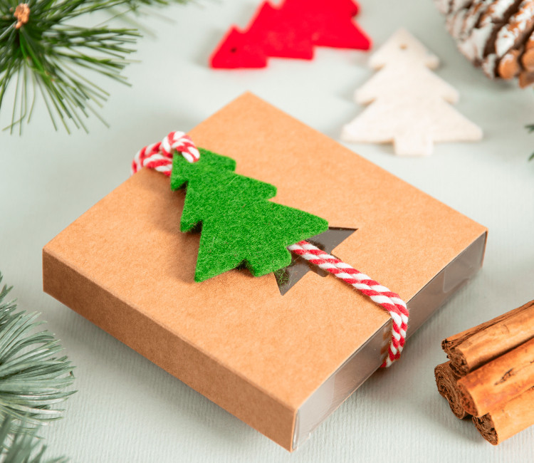 Weihnachtsbaum aus Filz für Weihnachtsgeschenke Weihnachtsbaum aus Filz für Weihnachtsgeschenke