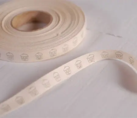 Cinta de regalo con dibujitos de cupcakes