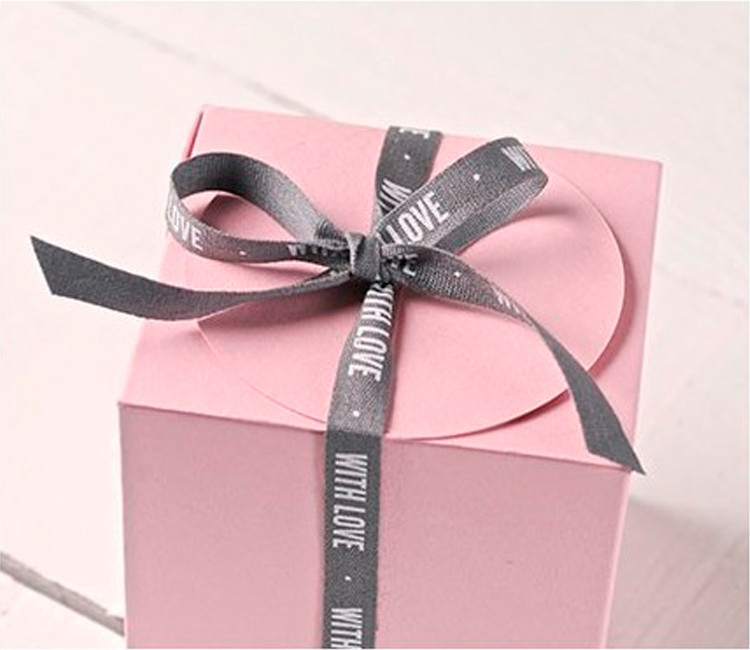 „With love“-Geschenkband für romantische Geschenke.