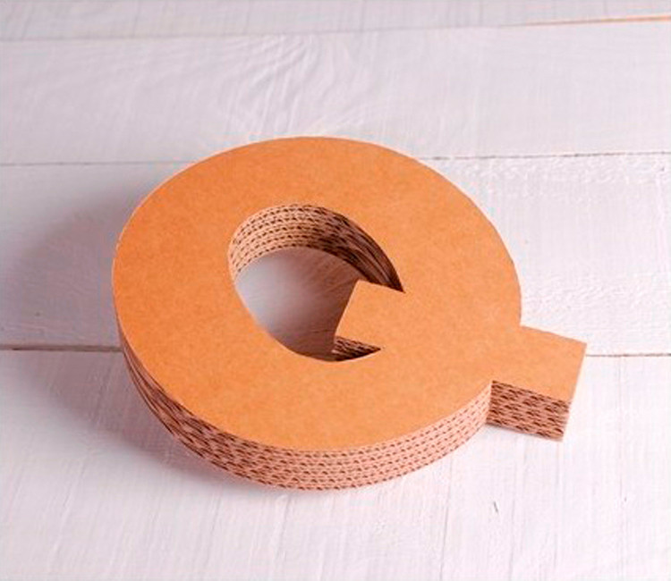 Lettres majuscules en carton décoratives Lettres majuscules en carton décoratives