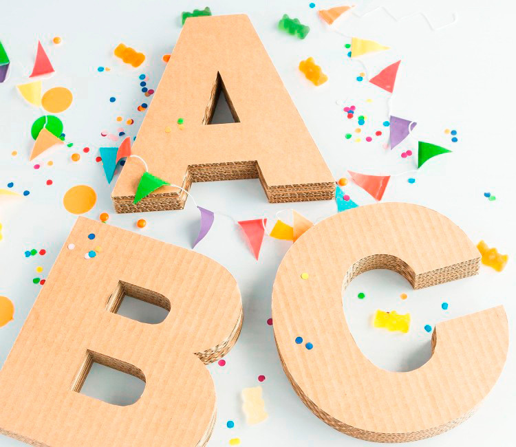 Lettres majuscules en carton décoratives Lettres majuscules en carton décoratives