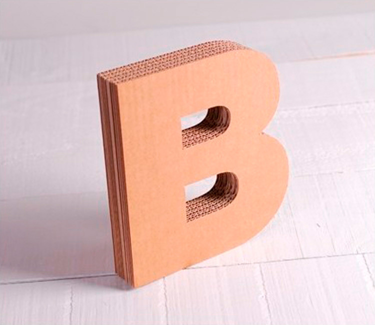 Dekorativen Buchstaben aus Pappe zum Dekorieren Dekorativen Buchstaben aus Pappe zum Dekorieren
