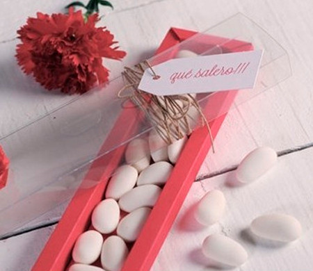 Caja alargada con tapa transparente para caramelos y dulces. Packaging