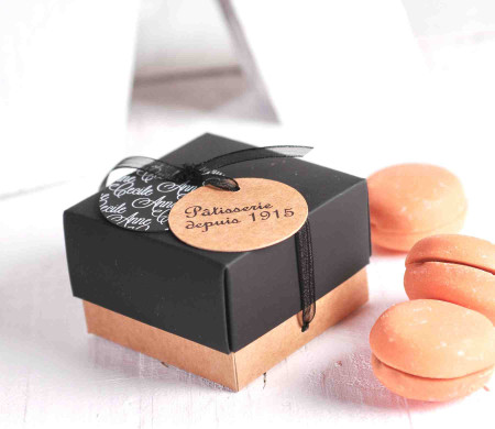 Box for a single macaron