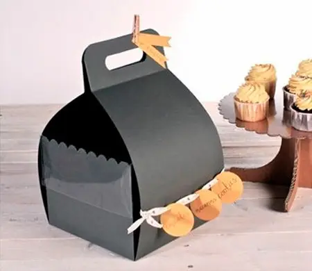Cake box with handle