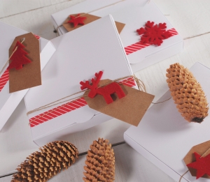 Flache Schachtel mit Weihnachtsdekoration
