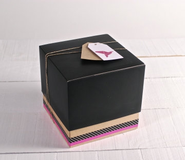 Caja sorpresa para regalo con decoración